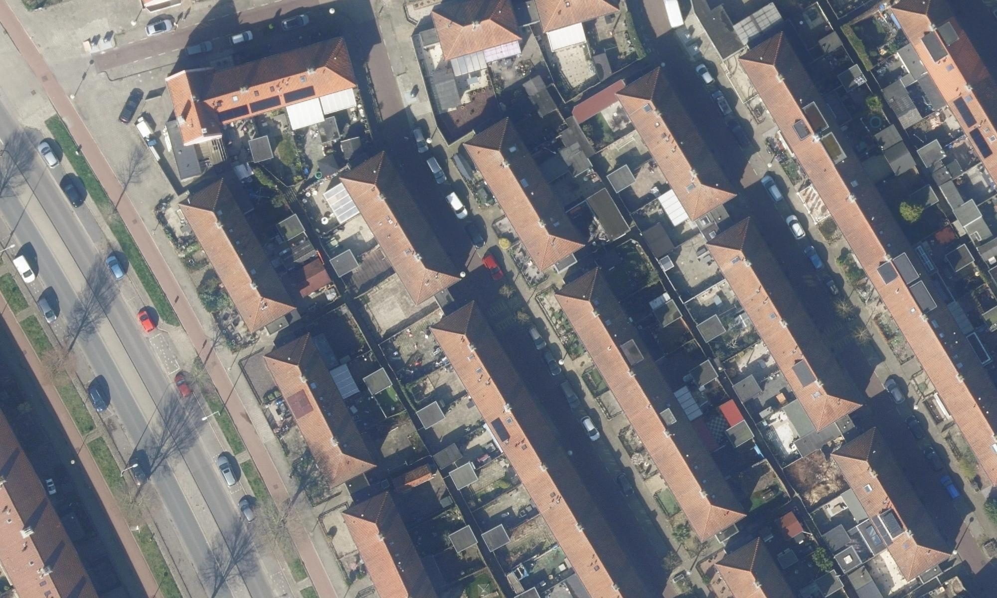 Aerial photo of terraced houses in Amsterdam-Noord, with one roof marked
